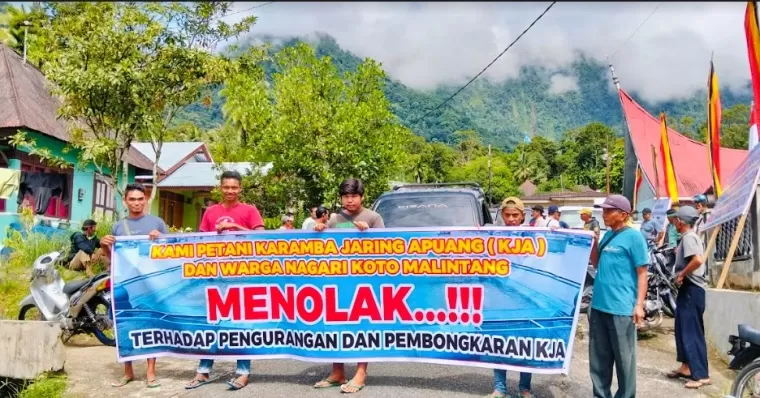 Ratusan warga Koto Malintang Kecamatan Tanjung Raya melakukan aksi penolakan pengurangan dan pembongkaran keramba jaring apung (KJA) di daerah tersebut, Sabtu (21/9)- Ist