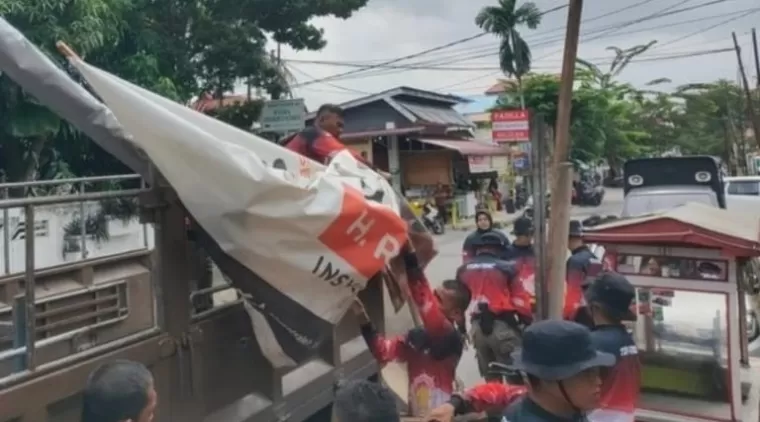 Satpol PP Padang Ambil Tindakan Tegas, Kembalikan Fungsi Trotoar dan Jalan