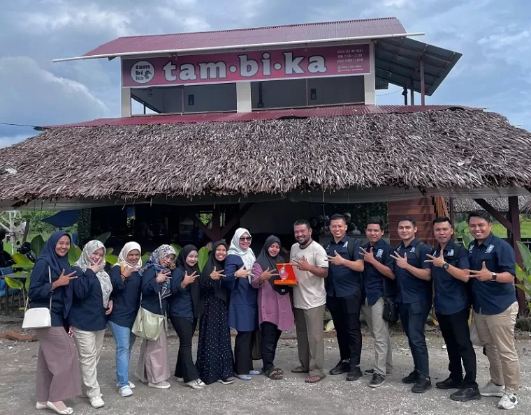 Kuliah lapangan komunikasi pariwisata mahasiswa dan dosen pascasarjana Ilmu Komunikasi Universitas Andalas Padang, Kamis (19/9). (ist)