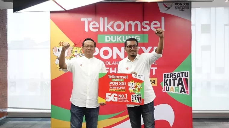 VP Consumer Sales Sumatera, Mulya Budiman (kiri) dan VP Area Network Operations Sumatera, Nugroho Adi Wibowo (kanan), secara simbolis menegaskan komitmen Telkomsel dalam mendukung kesuksesan acara Pekan Olahraga Nasional (PON) XXI Aceh-Sumut 2024, melalu