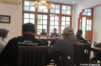 Ketua KPU Sawahlunto Hamdani beserta komisioner lainnya memberikan keterangan pers tentang tahapan Pilkada Serentak 2024.(armadison)