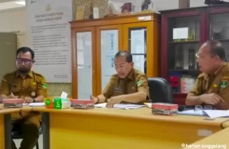 Kepala Dinas Kebudayaan Sumbar, Jefrinal Arifin didampingi Kepala UPTD Taman Budaya Sumbar, Supriyadi dan Ketua Panitia PKD 2024, Ade Efdira Senin (30/9/2024) di Dinas Kebudayaan Sumbar.Ist