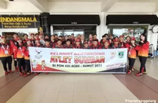 PEMBUKAAN- Suasana pembukaan cabor Barongsai Martial Arts Arena (MAA) di Kabupaten Deli Serdang, Sumut. Tim Barongsai Sumbar dibarisan kedua kiri. (doc barongsai sumbar)