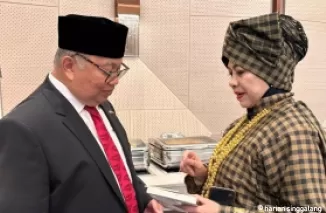 Darianto Harsono dan Sastri Bakry Saling Bertukar Buku