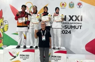 PERAK- Taekwondoin Sumbar, Delva Rizki (kiri) bersama para peraih medali emas, dan perunggu usai penggalungan pemenang cabor taekwondo nomor gyourugi kelas over 73 kg putri. (humas koni sumbar)