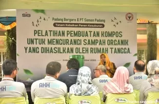 PT Semen Padang bagian dari SIG menggelar pelatihan pembuatan kompos untuk mengurangi sampah organik rumah tangga, bertempat di Halaman Kantor Unit Safety Health Environment (SHE), pada Rabu (25/9/2024).Ist