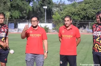 Pelatih Eduardo Almeida (2 kanan) saat diperkenalkan oleh CEO PT KSSP, Win Bernadino saat menjalni latihan di Yogyakarta, Jumat (20/9). (mo spfc)