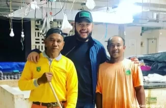 Fadly Amran bersama petugas kebersihan.