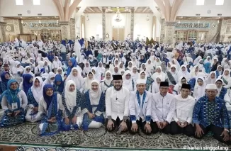 Fadly Amran di tengah anggota Badan Kontak Majelis Taklim (BKMT) Sumatera Barat yang diadakan di Masjid Baiturrahmah. (ist)