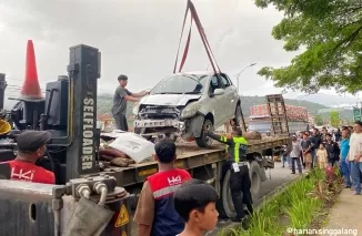 Mobil Yaris tengah dievakuasi