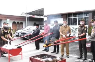 Kajari Padang bersama sejumlah pihak saat memusnahkan barang bukti perkara narkotika, Selasa (10/9) di halaman Kantor Kejari Padang.