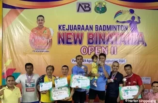 RUNNER UP- Tedy Marisya (3 kanan) kembali berprestasi di Kejuaraan Badminton. Pimpinan Auto 2000 Padang-Khatib itu merebut medali perak. (ist)