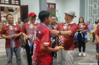 - Ketua Umum PWI Pusat, Zulmansyah Sakedang dan Wakapolresta Malang Kota AKBP Adhitya Panji Anom, menyambut kedatangan para pelari Siwo PWI Malang Raya Night Run