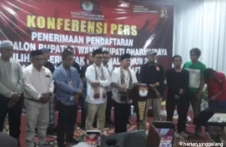 Bapaslon Adi- Romi bersama kertua partai pendukung dan para simptatisan saat memberikan keterangan pers usai pendaftarannya ditolak KPU, Rabu (4/9/2024) malam. ( roni aprianto )