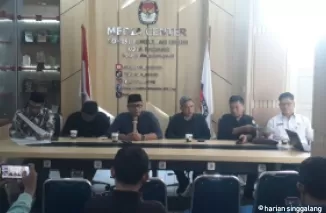 Ketua KPU Kota Padang Dorri Putra berikan keterangan pers penetapan Pasangan Calon Pilkada Padang.