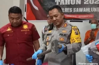 Kapolres Sawahlunto AKBP Purwanto Hari Subekti dan Kasat Reskrim AKP Syafrinaldi tengah memperlihatkan cangkul yang digunakan SH untuk membunuh Rudi Hartono.(armadison)