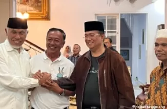 Gusmal bersalaman dengan Mahyeldi