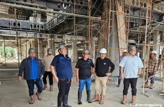 Basrizal Koto menjelaskan progres pembangunan Basko City Mall pada Komisaris Semen Padang, Khairul Jasmi, Rabu (4/9/2024).Ist