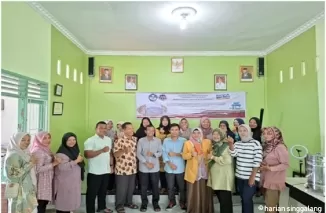 Tim pengabdian Masyarakat Universitas Negeri Padang bersama Wali Nagari Painan Timur, Narasumber dan peserta dari Ibu-ibu Pokdarwis Timbulun Painan Timur.