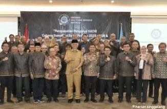 Sekretaris Umum (Sekum) HATHI, M. Adek Rizaldi bersama Gubernur Mahyeldi pada pengukuhan pengurus HATHI Sumbar Periode 2023-2026 di ZHM Hotel Padang, Senin (2/9/2024).(david)