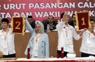 Paslon Deri-Desni dan Riyanda-Jeffry memperlihatkan nomor paslon usai diundi.(armadison)