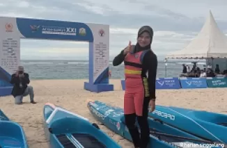 GAGAL- Pedayung putri Sumbar, Elsya Dwi Safitri gagal menyumbang medali setelah hanya finis keenam di nomor Stand up Paddle yang berlangsung Senin (9/9) di Pantai Pulau Kapuk, Kecamatan Loknga, Kabupaten Aceh Besar. (doc panpel pon sumbar)