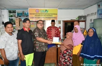 PT Semen Padang, melalui Forum Nagari Kelurahan Tarantang, menyalurkan Dana Tahap I untuk tiga program sosial di Tahun 2024. Penyaluran berlangsung di Kantor Lurah Tarantang, Senin (30/9/2024).Ist