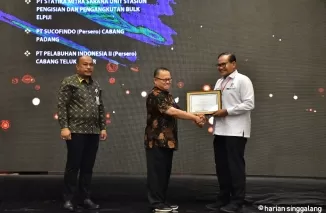 Kepala Departemen Komunikasi & Hukum PT Semen Padang, Iskandar Z Lubis menerima Penghargaan Gold untuk Program Pencegahan HIV/AIDS dari Disnaker Sumbar, Nizam L Muluk, di Padang, Senin (23/9).Ist