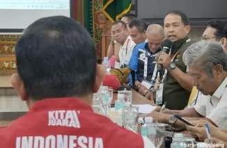 PERTANYAKAN- Nisfan Jumadil saat berbicara dalam Rakor CDM Kontingen PON XXI Wilayah Aceh. (humas koni sumbar)