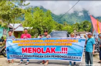 Ratusan warga Koto Malintang Kecamatan Tanjung Raya melakukan aksi penolakan pengurangan dan pembongkaran keramba jaring apung (KJA) di daerah tersebut, Sabtu (21/9)- Ist