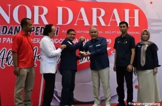 Direktur Keuangan & Umum PT Semen Padang, Oktoweri dan Ketua PMI Kota Padang, Zulhardi Z Latif pada aksi donor darah yang digelar PT Semen Padang, Rabu (18/9).Ist