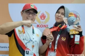 Nadira Adilawati (kanan) bersama Ketua Umum KONI Sumbar, Ronny Pahlawan usai penggalungan medali cabor Hapkido, Selasa (10/9). (doc panpel pon sumbar)