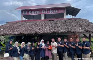 Kuliah lapangan komunikasi pariwisata mahasiswa dan dosen pascasarjana Ilmu Komunikasi Universitas Andalas Padang, Kamis (19/9). (ist)