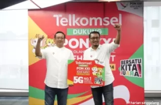 VP Consumer Sales Sumatera, Mulya Budiman (kiri) dan VP Area Network Operations Sumatera, Nugroho Adi Wibowo (kanan), secara simbolis menegaskan komitmen Telkomsel dalam mendukung kesuksesan acara Pekan Olahraga Nasional (PON) XXI Aceh-Sumut 2024, melalu