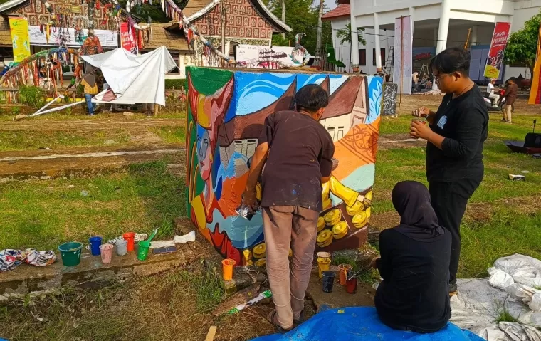 Sekretaris Daerah Provinsi Sumatera Barat, Hansastri membuka Pekan Kebudayaan Daerah (PKD) Sumbar 2024, Rabu (2/9/2024) malam.Ist