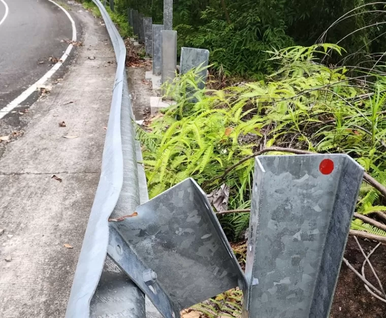 Baut di pagar pembatas jalan di kawasan Mandeh hilang dicuri orang tak dikenal. Kondisi itu membahayakan pengguna jalan. (ist)