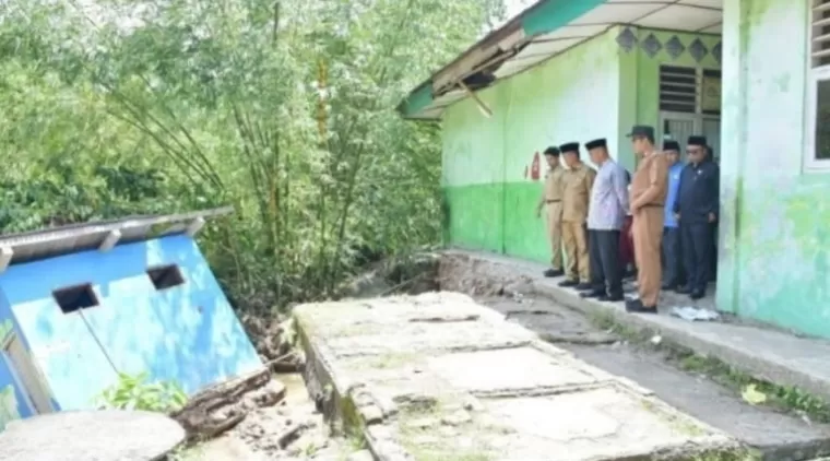 Buaya Muncul di Kawasan Sekolah dan Toilet Sekolah Ambruk