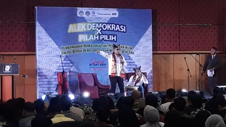 Calon Gubernur Epyardi Asda memaparkan visinya saat menghadiri diskusi publik alek demokrasi x pilah pilih dengan tema pembangunan berkelanjutan, perubahan iklim, energi bersih berkeadilan dan mitigasi bencana.