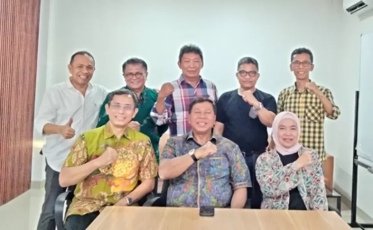 Ketua Umum IKA FH Unand bersama jajaran pengurus usai memberi ketetangan pers.