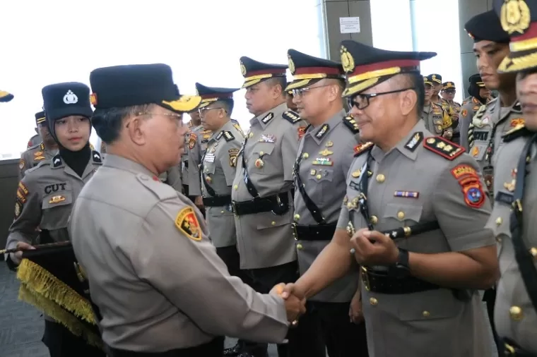 Kapolda Sumbar Irjen Pol Suharyono memberikan selamat kepada AKBP Derry Indra saat sertijab di Mapolda Sumbar, Rabu (2/10). Deri oktazulmi