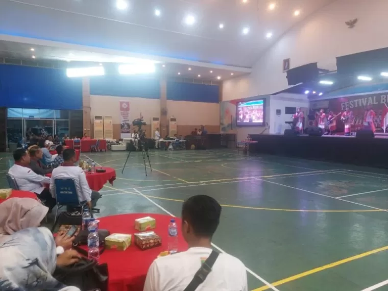 Plt Gubernur Sumbar, Audy Joinaldy diwakili Kepala Dinas Kebudayaan Sumbar, Jefrinal Arifin menyaksikan seni lagu Batak saat penutupan Festival Budaya Batak Tahun 2024, Minggu malam (14/10) di GOR HTT Padang.ist