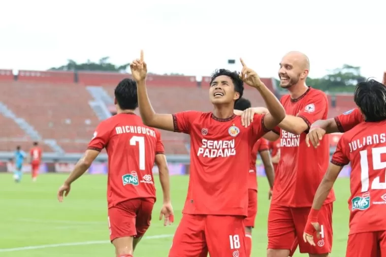 Kemenangan menjadi bidikan skuad Semen Padang FC kala menjamu Dewa United, Jumat (25/10) siang ini di Stadion H. Agus Salim, Padang. Gala Pagamo bersama rekan-rekan saat merayakan gol vs PSBS pekan lalu. (mo spfc)