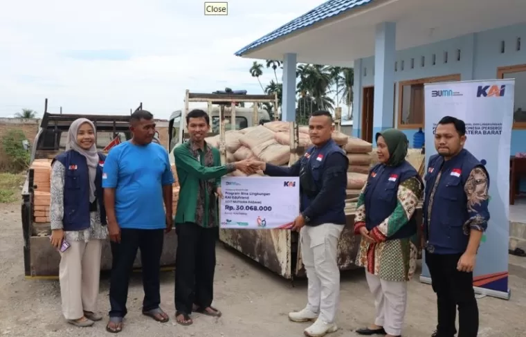 Simbolis PT Kereta Api Indonesia (Persero) Divisi Regional II Sumatera Barat salurkan bantuan program Tanggung Jawab Sosial dan Lingkungan (TJSL). Ist