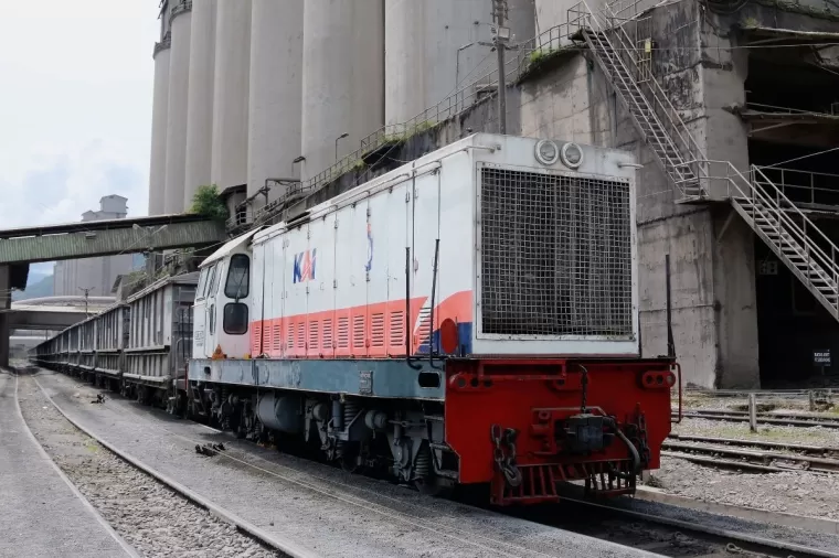 Kereta barang KAI Sumbar layani rute Indarung-Teluk Bayur.Ist