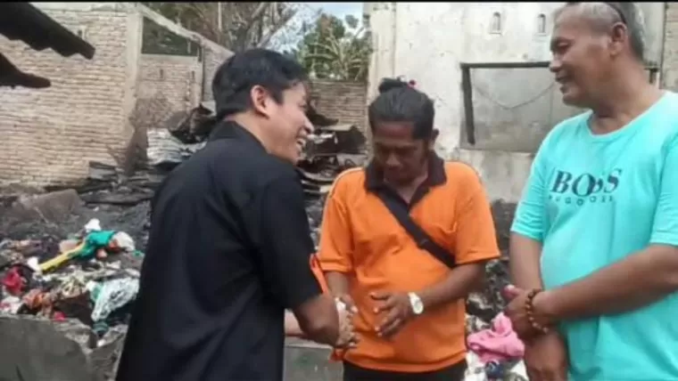 Kebakaran di Parak Laweh Lubeg, Anggota DPRD Padang Hendrizal Berikan Bantuan Pada Korban