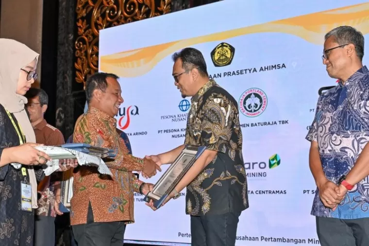 Dirjen Mineral dan Batubara Kementerian ESDM, Tri Winarno serahkan penghargaan pada PT Semen Padang yang diwakili General Manager Tambang, Dedi M. Sidiq, di Bandung, Jumat (25/10/2024).Ist