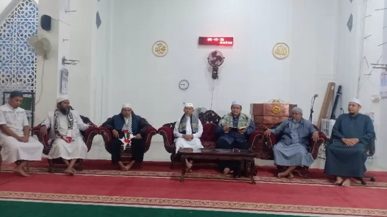 Dr. Irwandi Nashir (tiga dari kanan) bersama ulama dan da'i Kota Payakumbuh, Ahad (27/10/2024). (ist)