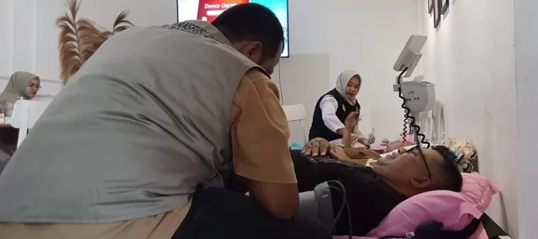 Warga ini tengah mendonorkan darah di Hari Jadi KHAS Ombilin Hotel ke-4.(armadison)