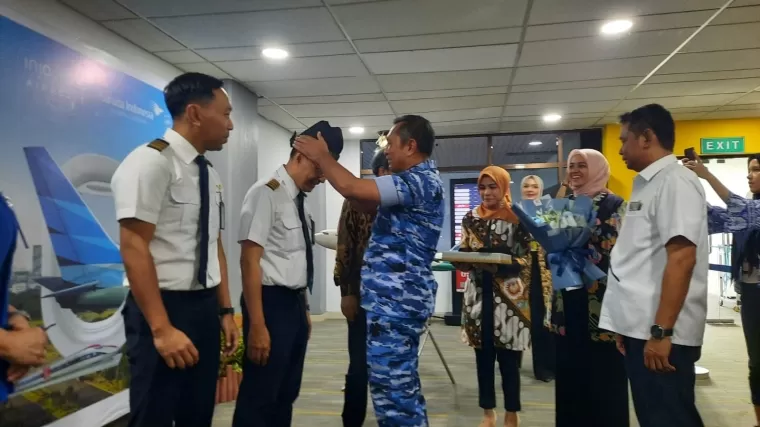 Danlanud Sutan Sjahrir Kolonel Nav Sani Salman Nuryadin pasangan deta tanda pada kapten pilot GA 163 saat melepas terbang perdana rute Padang-Halim, Kamis (31/10/2024) di Pintu 1 BIM, Padang Pariaman.yose