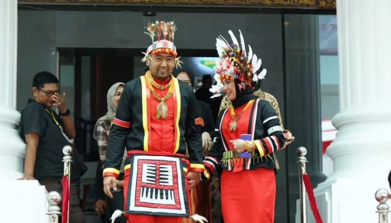 Plt Gubernur Sumbar, Audy Joinaldy mengenakan pakain adat Mentawai.Ist